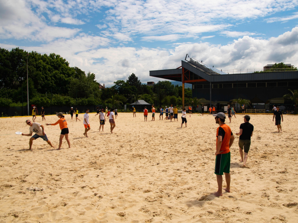 Ultimate frisbee sur du sable, Grenoble