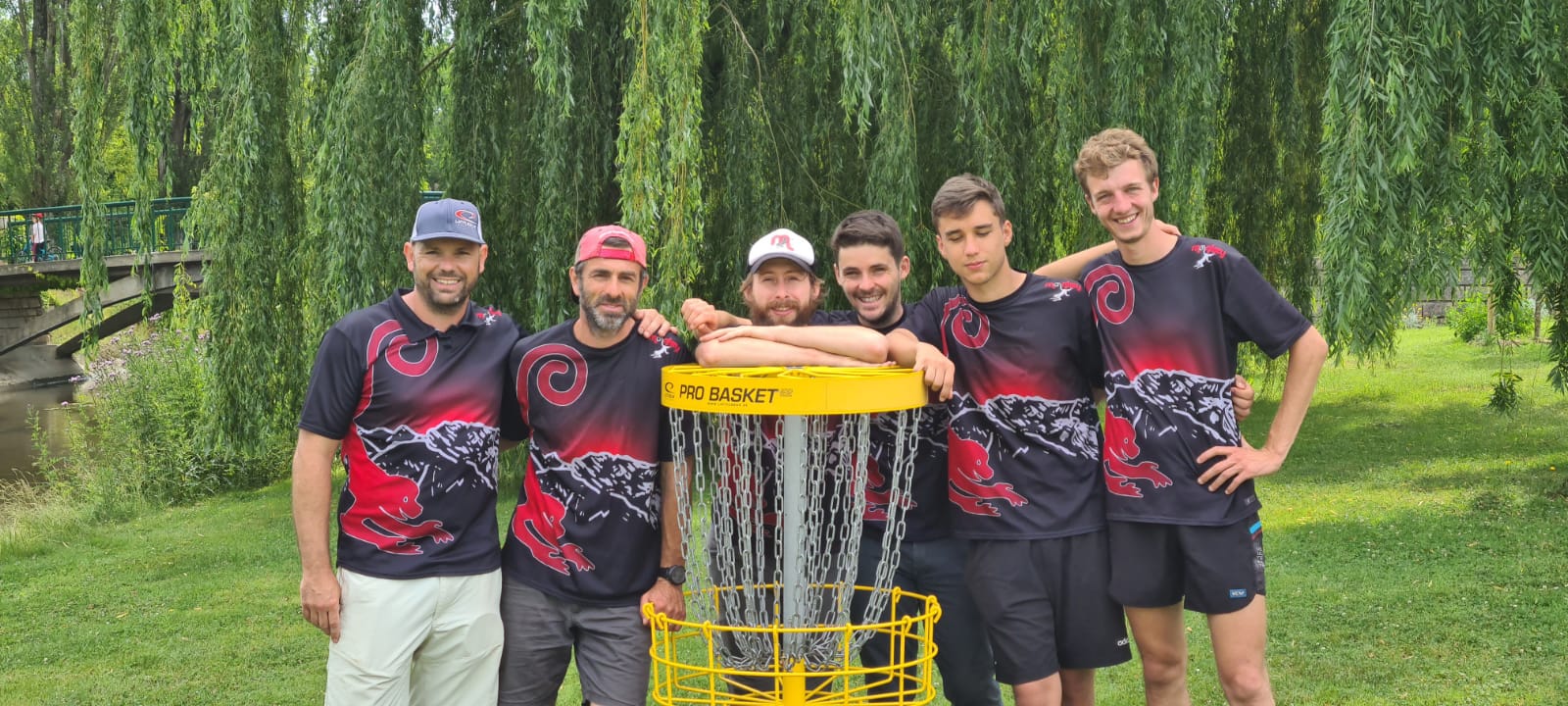 Des joueurs Monkey faisant du disc golf