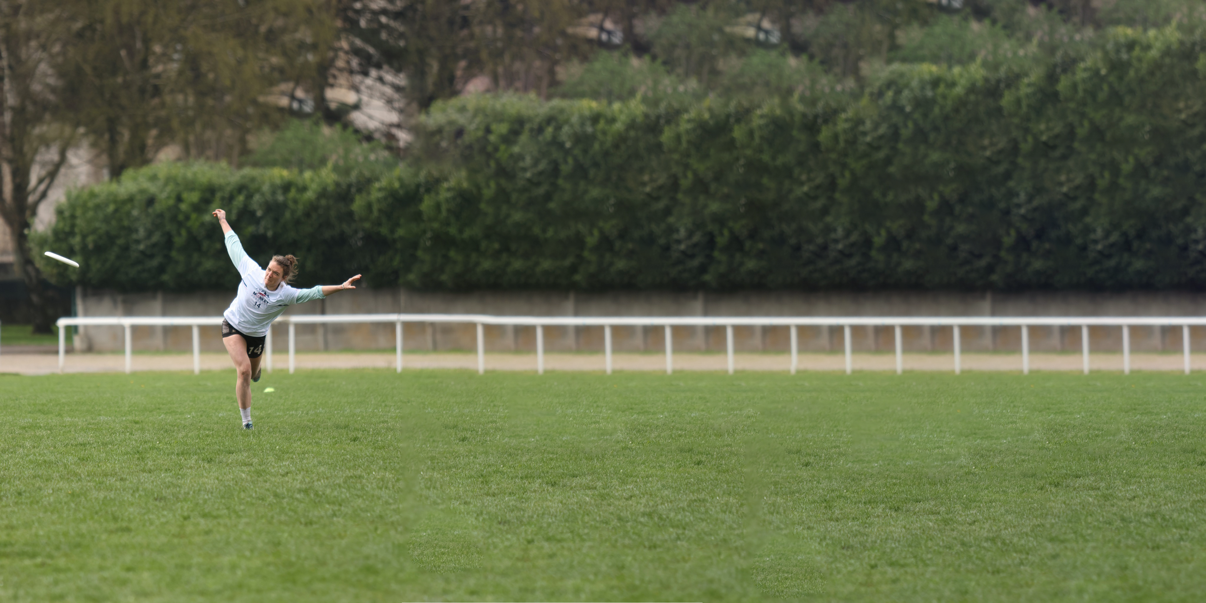 Une joueuse d'Ultimate Frisbee en train de lancer un disque